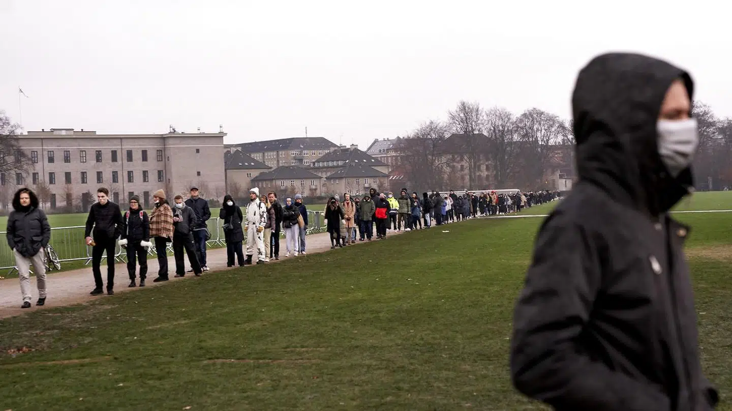 Danskere i kø til kviktest. Det viser sig nu, at de daglige dødstal gøres op på en måde, der vurderes til at være misvisende.
