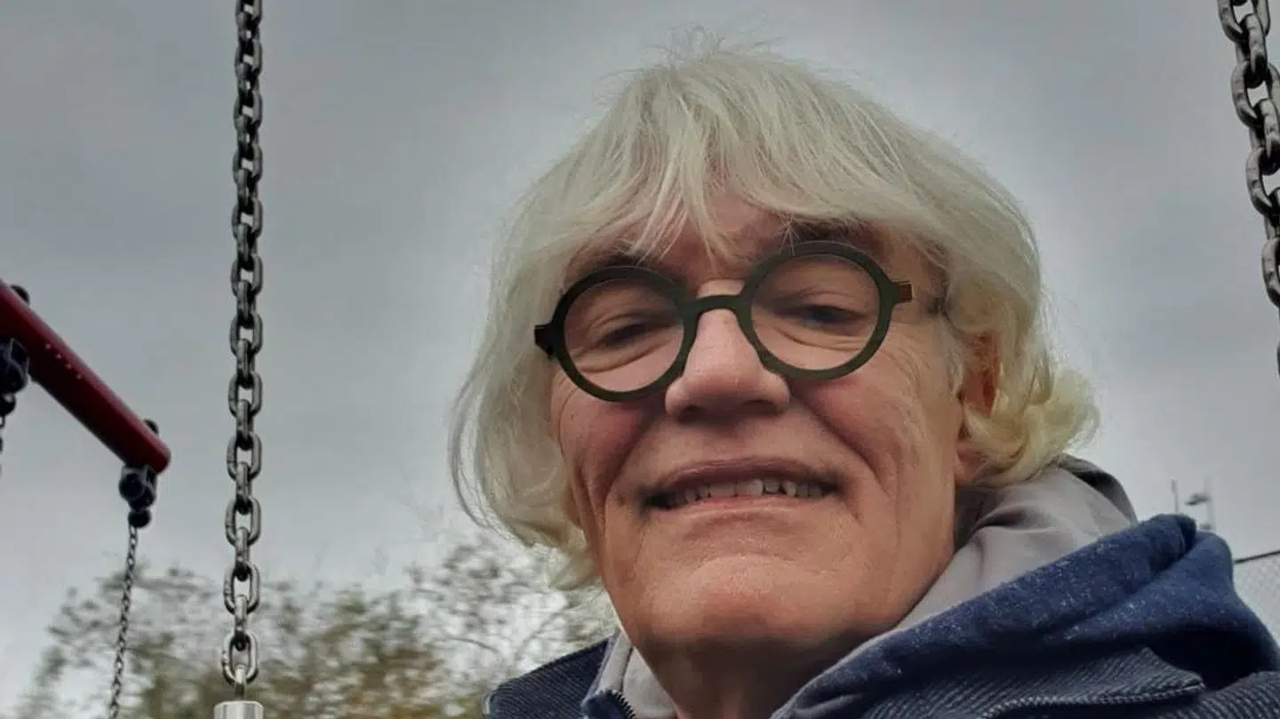 I dag er Niels Ingolf Rasmussen blevet 66 år. Han smiler, fordi han laver det, han elsker allermest. Her er han i civilt outfit.