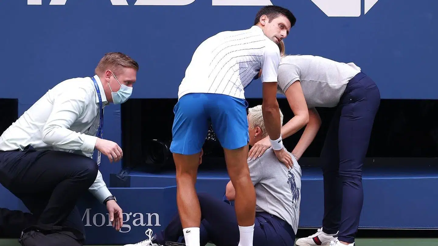 Sådan så det ud, da Djokovic skød en bold på en linjedommer til US Open i 2020. Djokovic blev smidt ud af turneringen omgående.