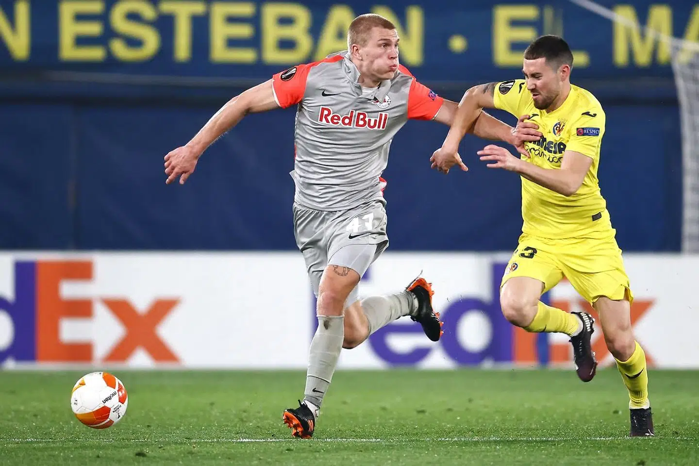 Rasmus Nissen Kristensen (tv.) ses her i aktion mod Villarreal i Europa League.