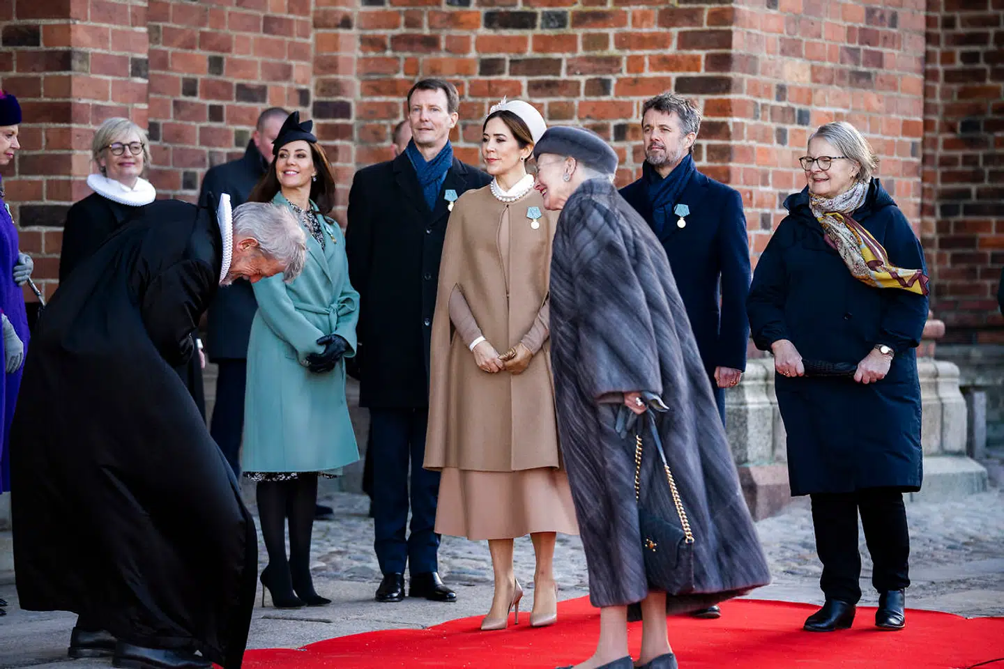 Dronning Margrethe, kronprins Frederik, kronprinsesse Mary, prins Joachim, prinsesse Marie samt prinsesse Benedikte forlader Roskilde Domkirke og følges ud af Biskop Peter Fischer-Møller, Domprovst Anne-Sophie Olander Christiansen og Biskop Henrik Wigh-Poulsen.