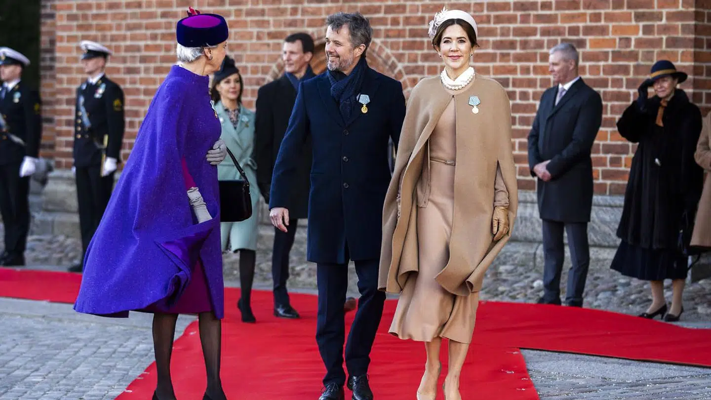 Kronprins Frederik, kronprinsesse Mary og prinsesse Benedikte forlader Frederik IXs grav efter kranselægning.