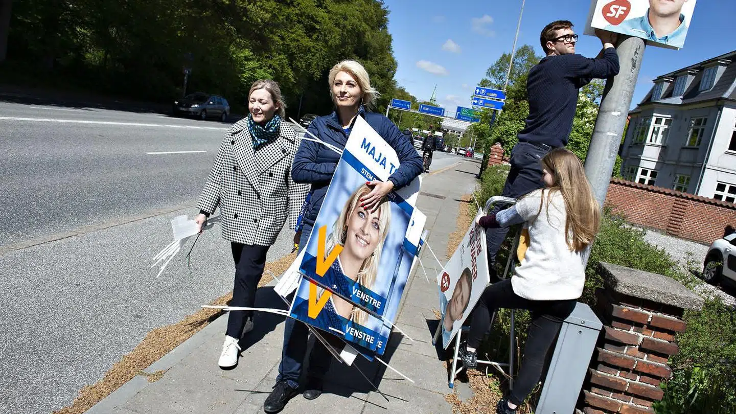 Maja Torp hænger valgplakater op i 2019.