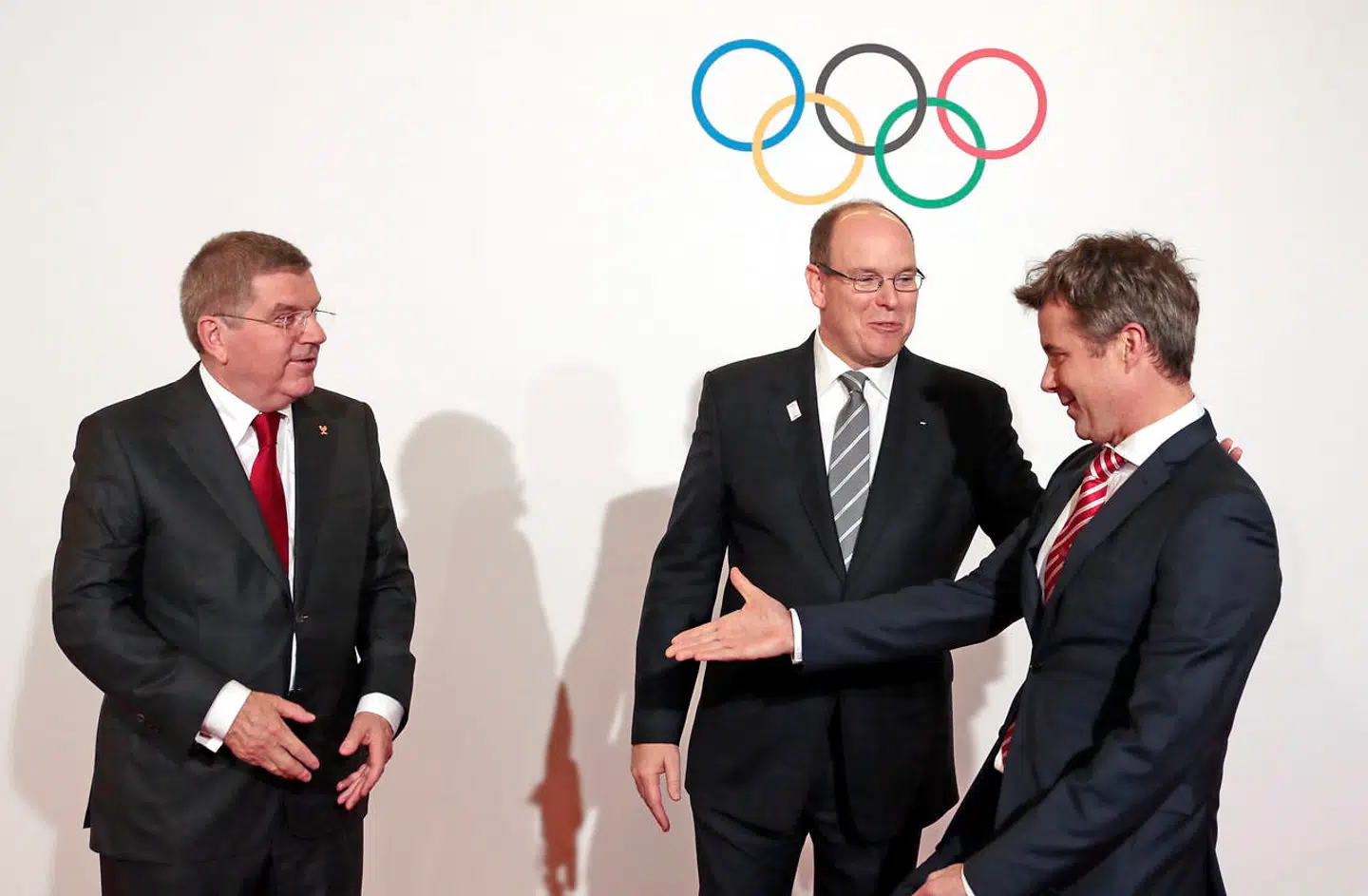 Kritikken haglede ned over kronprins Frederik, da han blev valgt ind i IOC. Her er han sammen med IOC's præsiden Thomas Bach og prins Albert II af Monaco. Foto REUTERS/Eric Gaillard.