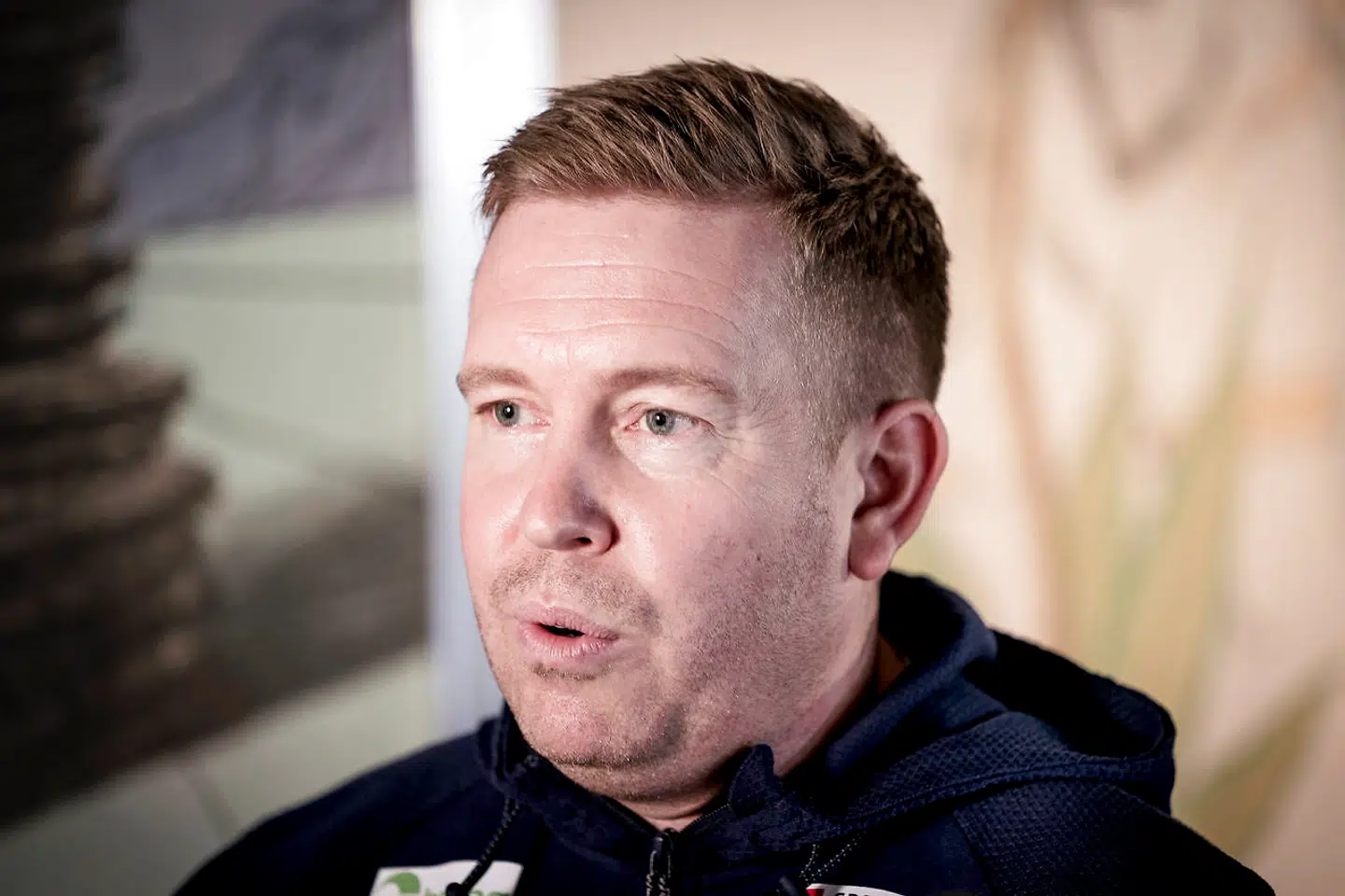 Morten Henriksen, sportschef i DHF, undrer sig over opførslen hos de montenegrinske spillere i torsdagens åbningskamp.