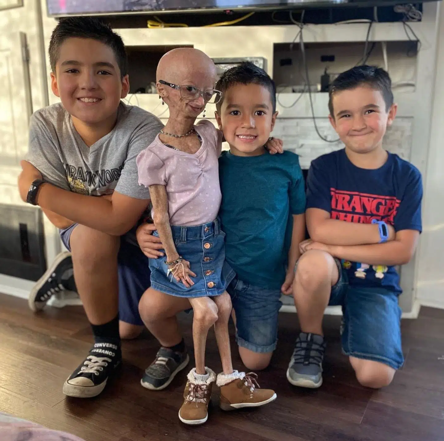 Adalia Rose Williams delte ærligt og festligt ud af sin hverdag som progeriaramt. Særligt havde hun en forkærlighed for sin familie, for make up og mode. Her ses hun med sine tre storebrødre. Derudover har hun en nyfødt lillebror.