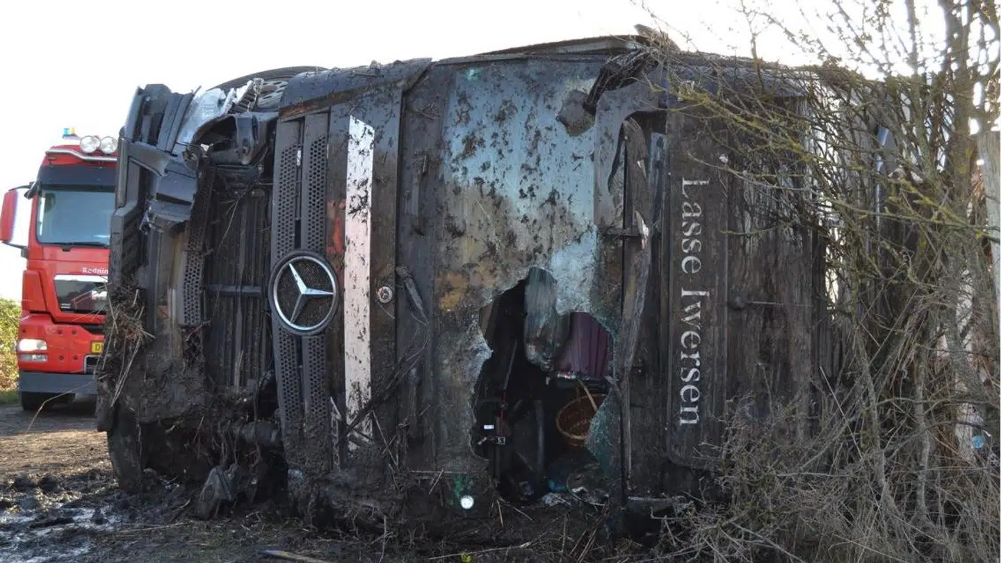 En lastbil påkørte fredag formiddag en skiltevogn.