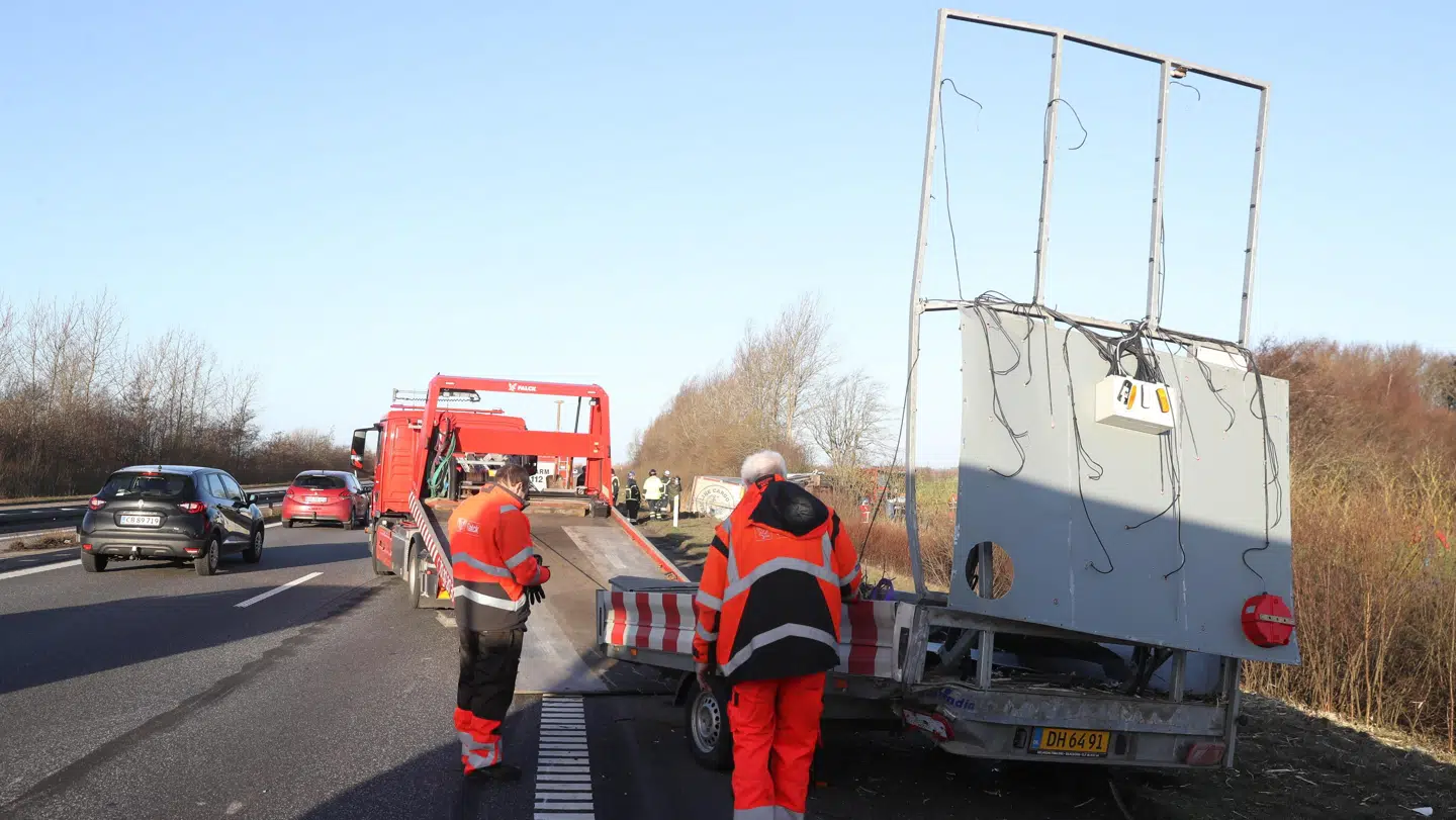 En skiltevogn blev totalt smadret, da den fredag formiddag blev påkørt af en lastbil på motorvejen.