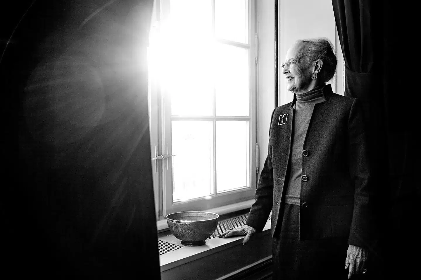 H.M. Dronningen kan fra vinduet i Den Røde Salon se nybyggeriet på Papirøen skyde op. Amalienborg i anledning af hendes 50-års regeringsjubilæum fredag 14. januar 2022.