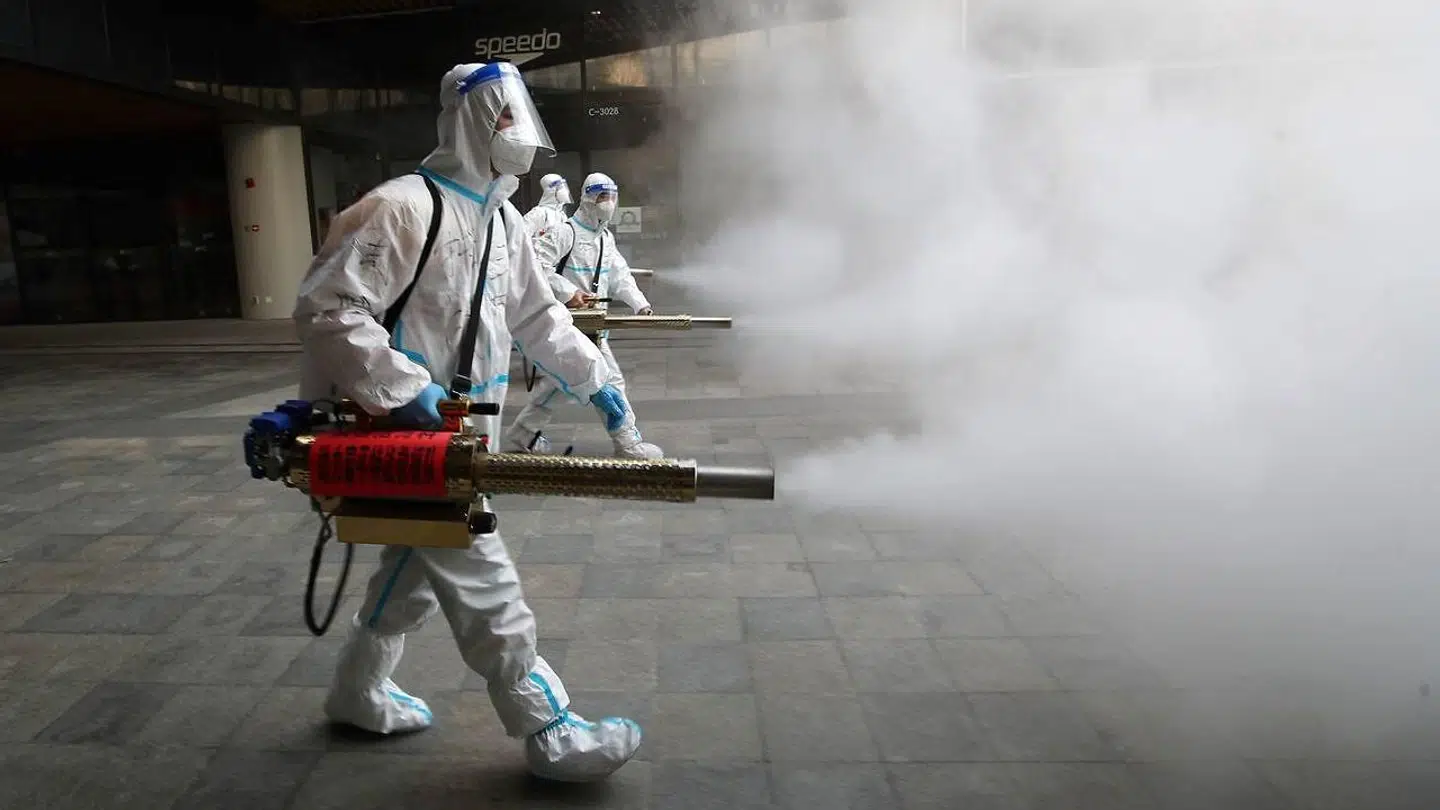 Gader i Xian bliver desinficieret, heraf foran et storcenter.,