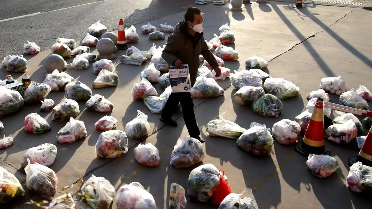 Mad ligger klar til at blive bragt ud til borgere i isolation i Xian.