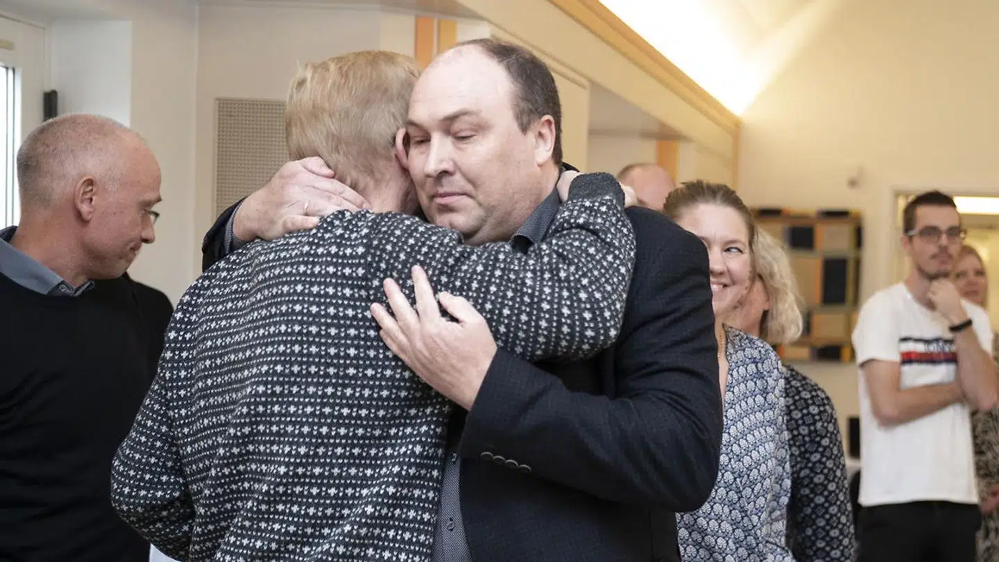 Thomas Reinholdt Rasmussen i omfavnelse, da det stod klart, han var ny biskop over Aalborg Stift.