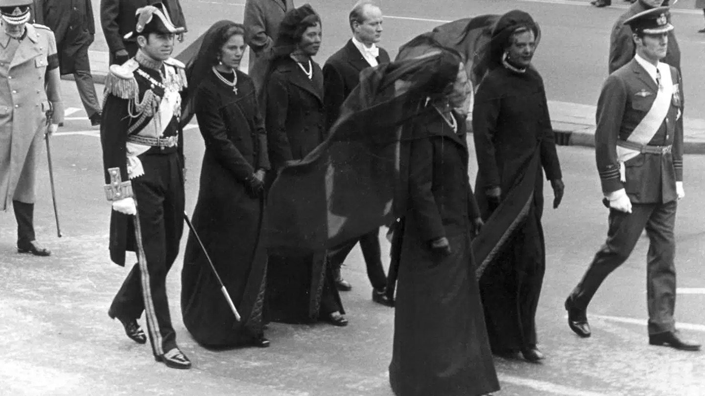 Dronning Ingrid med sine døtre og svigersønner i procession efter kong Frederik tilbage i 1972.