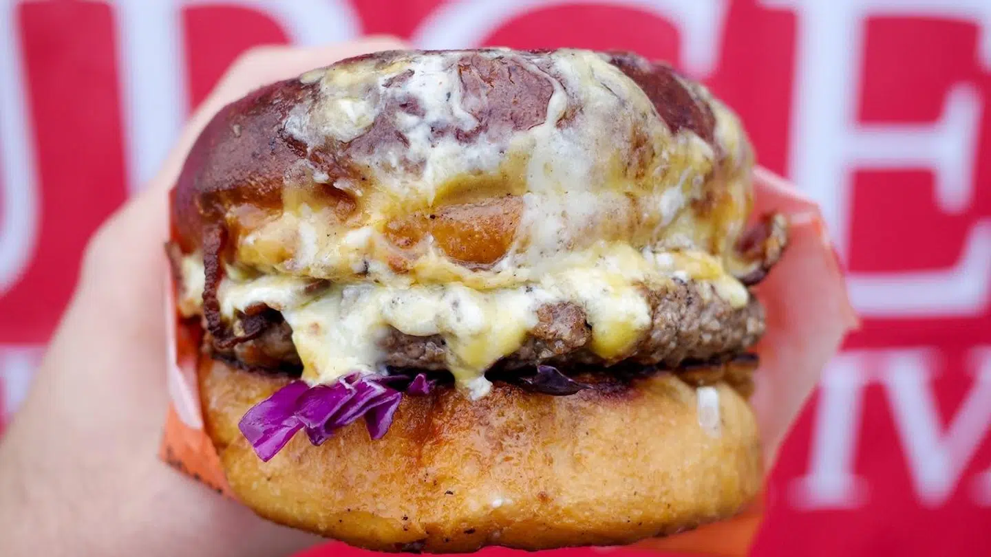 Hungry Dane laver Gourmet Burgere. Både okse, kylling, svin og and er tilberedt sous vide og andekonfiteret. En proces der tager cirka ti timer, men også er noget, der kan smages på produktet.. Foto: Hungry Dane/Facebook