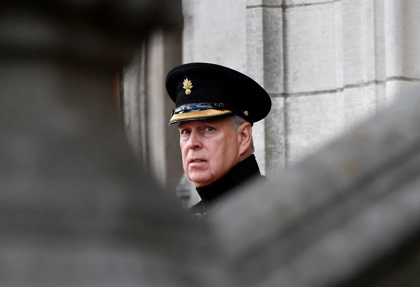 Prins Andrew har haft en skidt uge. Først stod det klart, at han til efteråret risikerer at stå anklaget i en amerikansk retssag, siden blev han undsagt af kongefamilien. Foto JOHN THYS / AFP.
