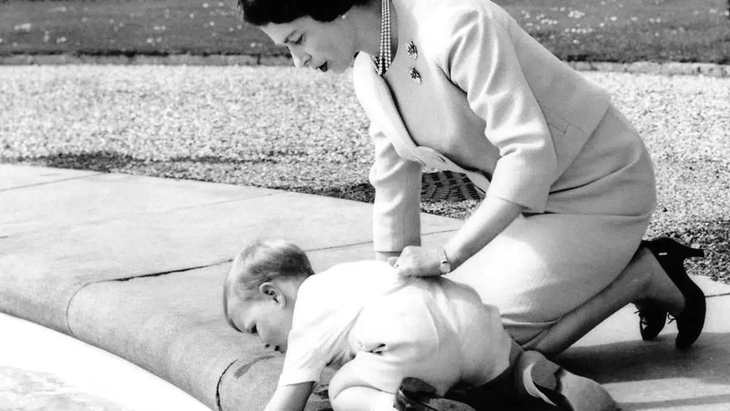 Prins Andrew er blevet kaldt dronning Elizabeths yndlingssøn. Her ses han, da han var lille.