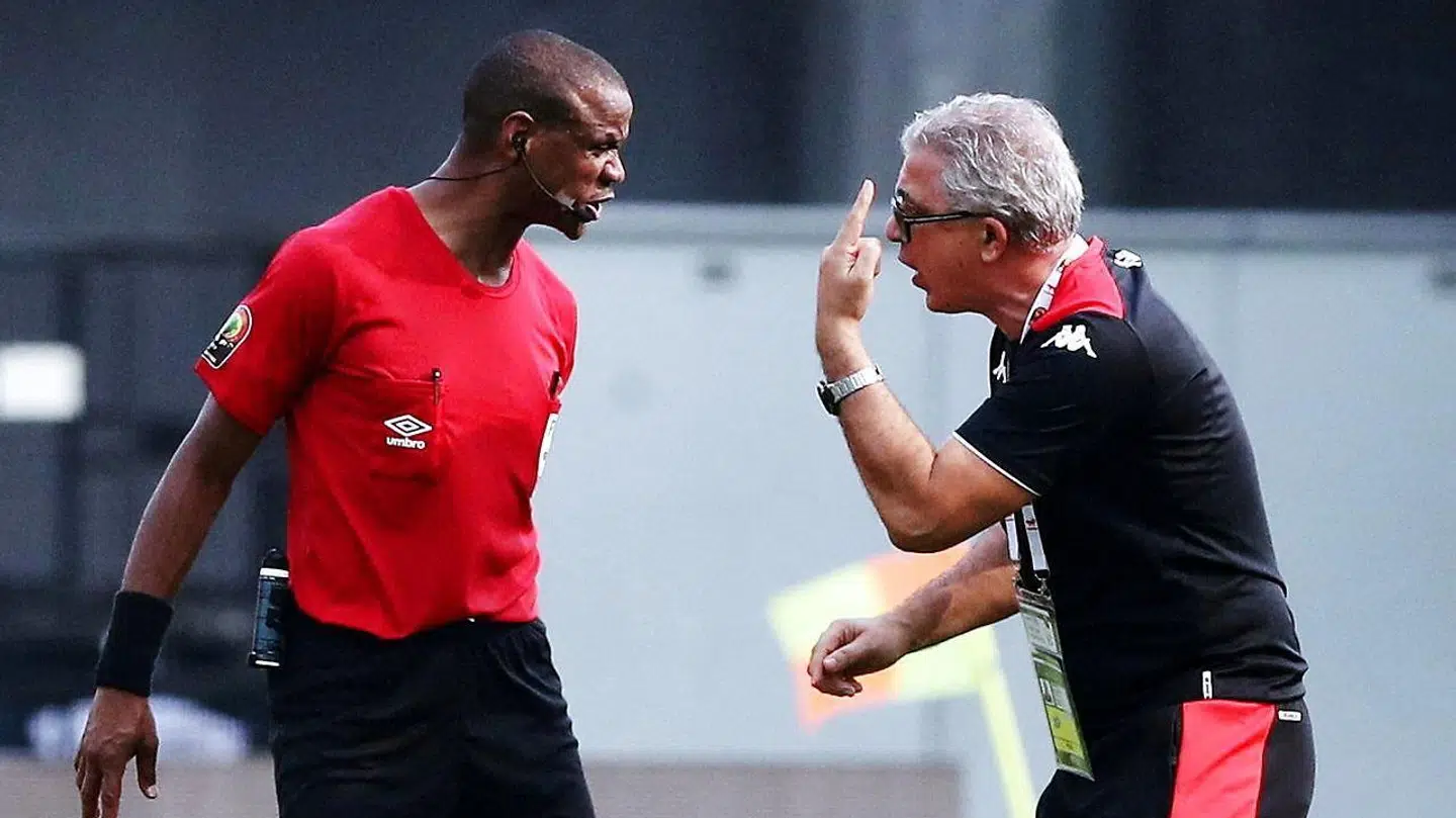 Tunesiens træner Mondher Kebaier var rasende på dommer Janny Sikazwe efter kampen.