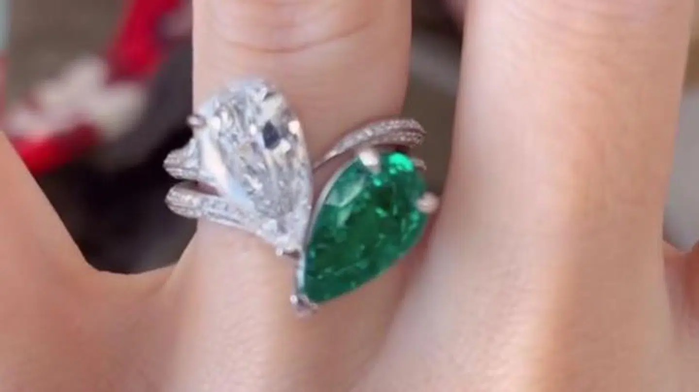 I en video på sin Instagram viser Machine Gun Kelly forlovelsesringen frem, som han gav til Megan Fox.