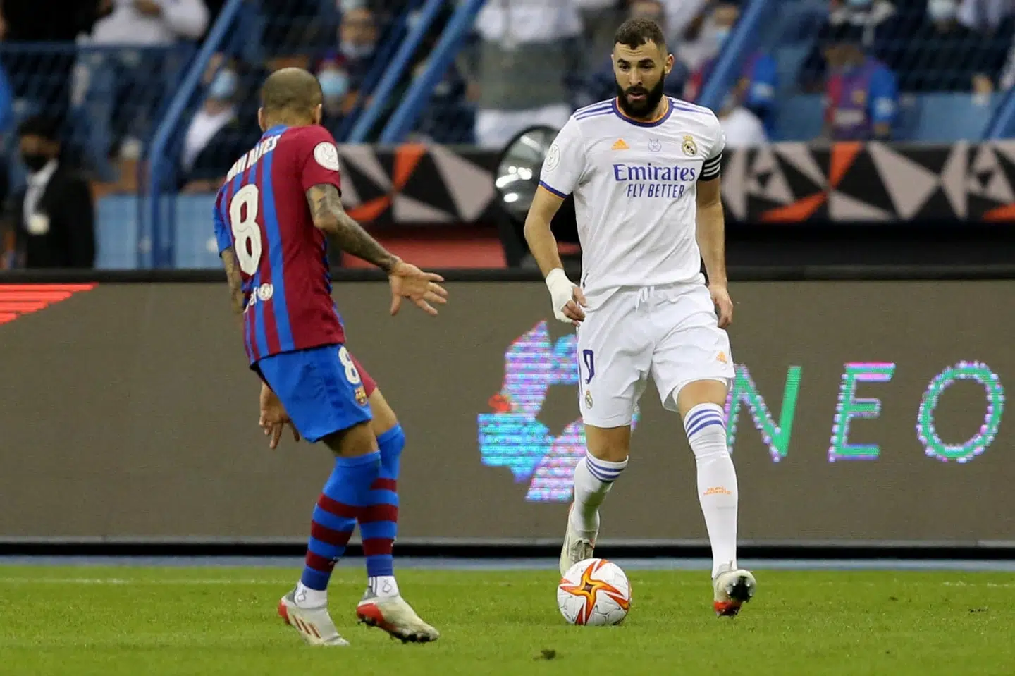 Karim Benzema (th.) stod for et mål og en assist, da Real Madrid slog ærkerivalerne og blev klar til finalen i den spanske Super Cup, der spilles i Saudi-Arabien. Ahmed Yosri/Reuters