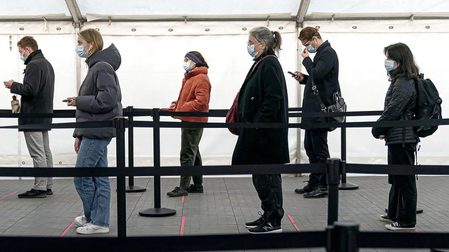 Herhjemme bruger vi fortsat milliarder af kroner på at masseteste befolkningen. Det bør vi ændre på, mener eksperterne.