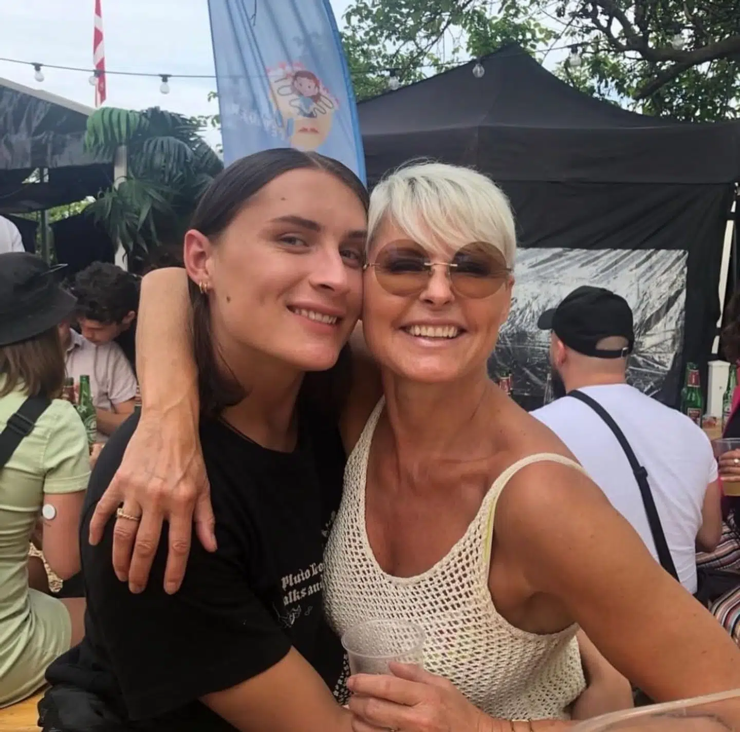 Rasmus Bartram og hans mor, Line Baun Danielsen, sammen. Privatfoto