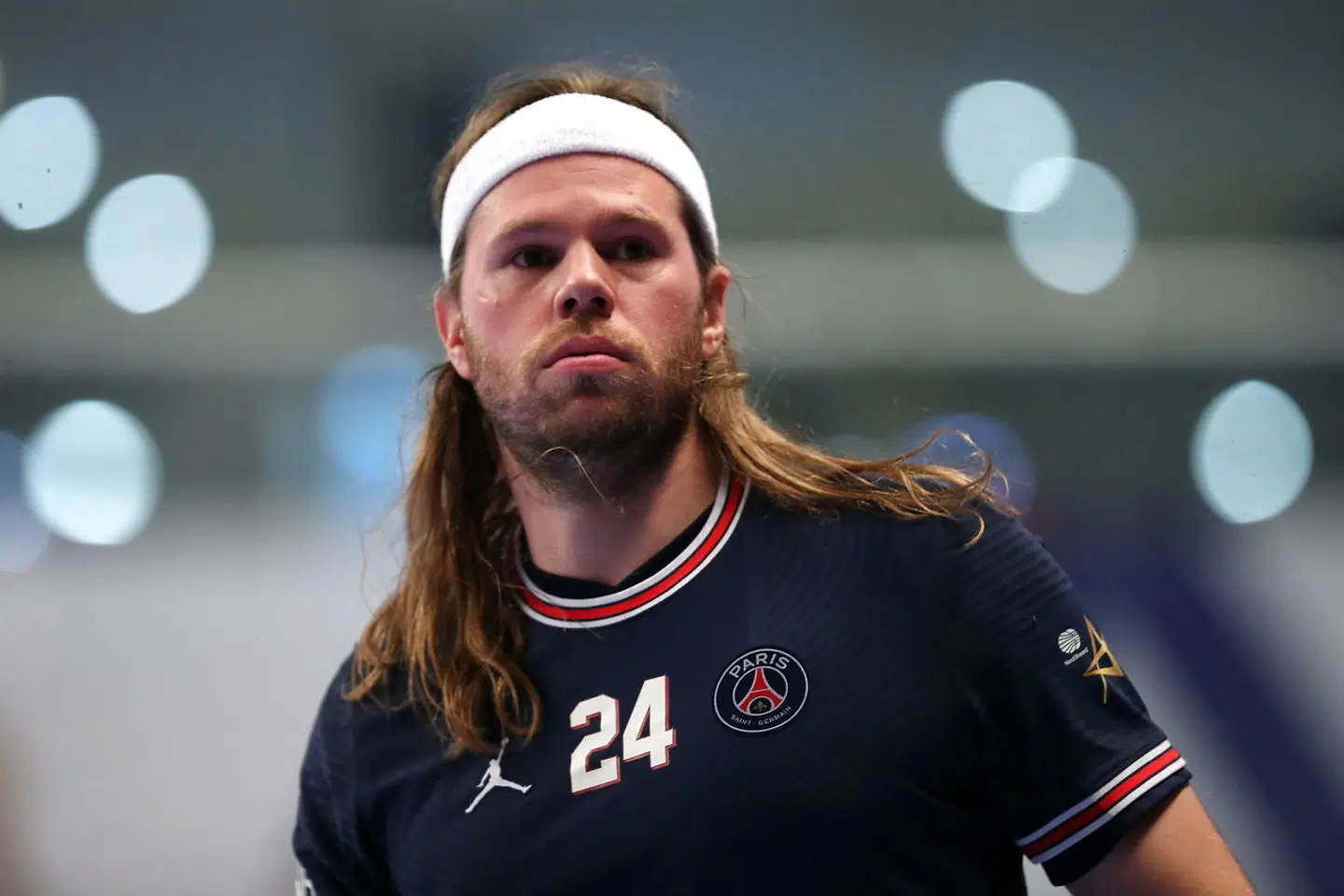 epa09632816 PSG's Mikkel Hansen in action during the EHF Champions League match between Paris Saint-Germain Handball and FC Barcelona HB in Paris, France, 09 December 2021. EPA/CHRISTOPHE PETIT TESSON