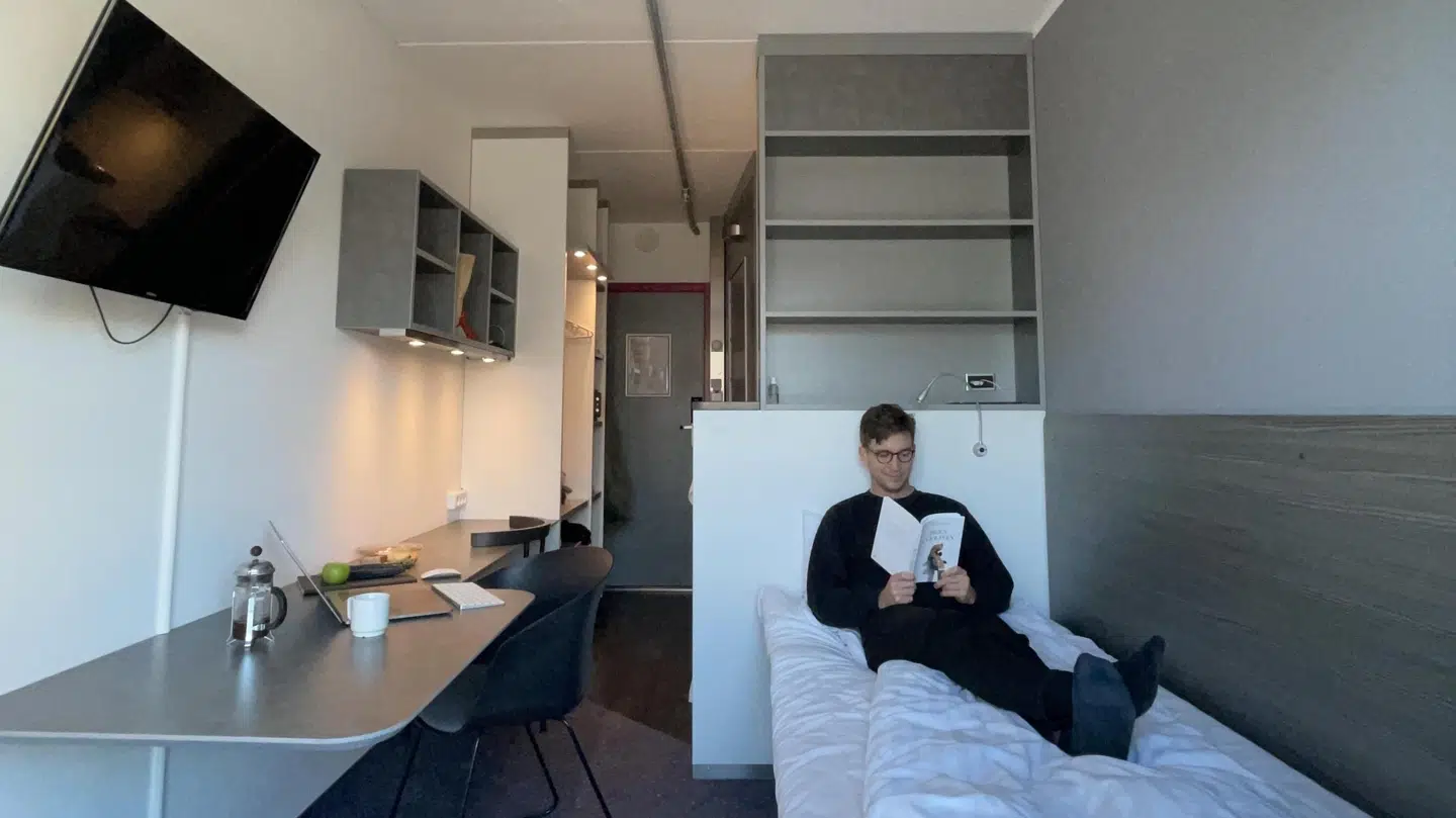 Her ses en af de mange københavnerere, der har været i corona-isolation på Cabinn. Han fik tiden til at gå med at arbejde, se fjernsyn og læse bøger.