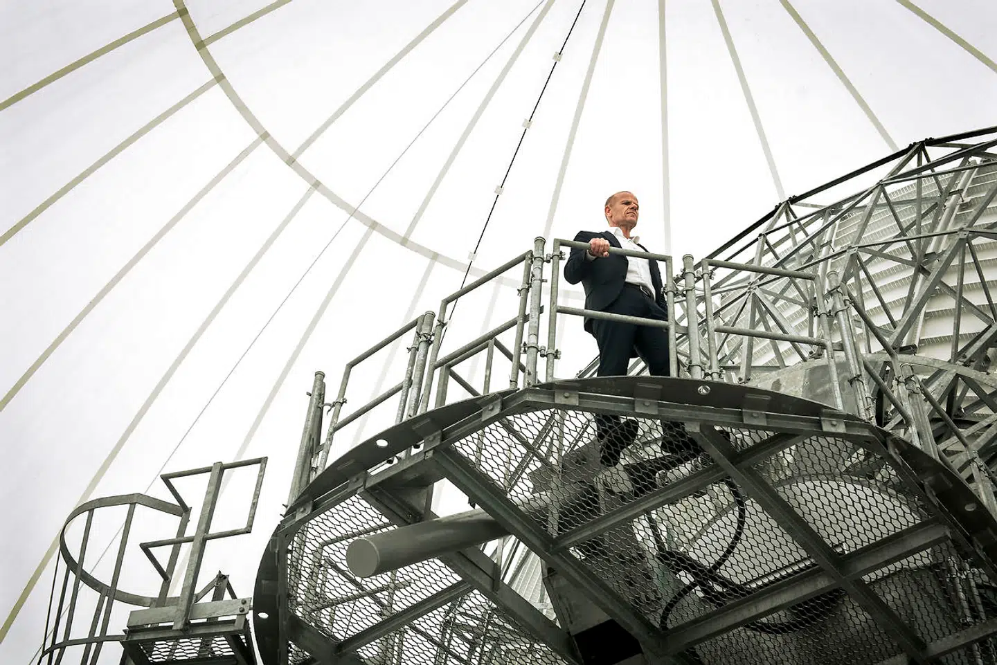 Lars Findsen tror på størt mulig åbenhed om de danske efterretningstjenesters hemmelige virke. Her stiller han op til portræt i 2017 på Forsvarets Efterretningstjenestes velbevogtede lyttestation 'Sandagergård'.