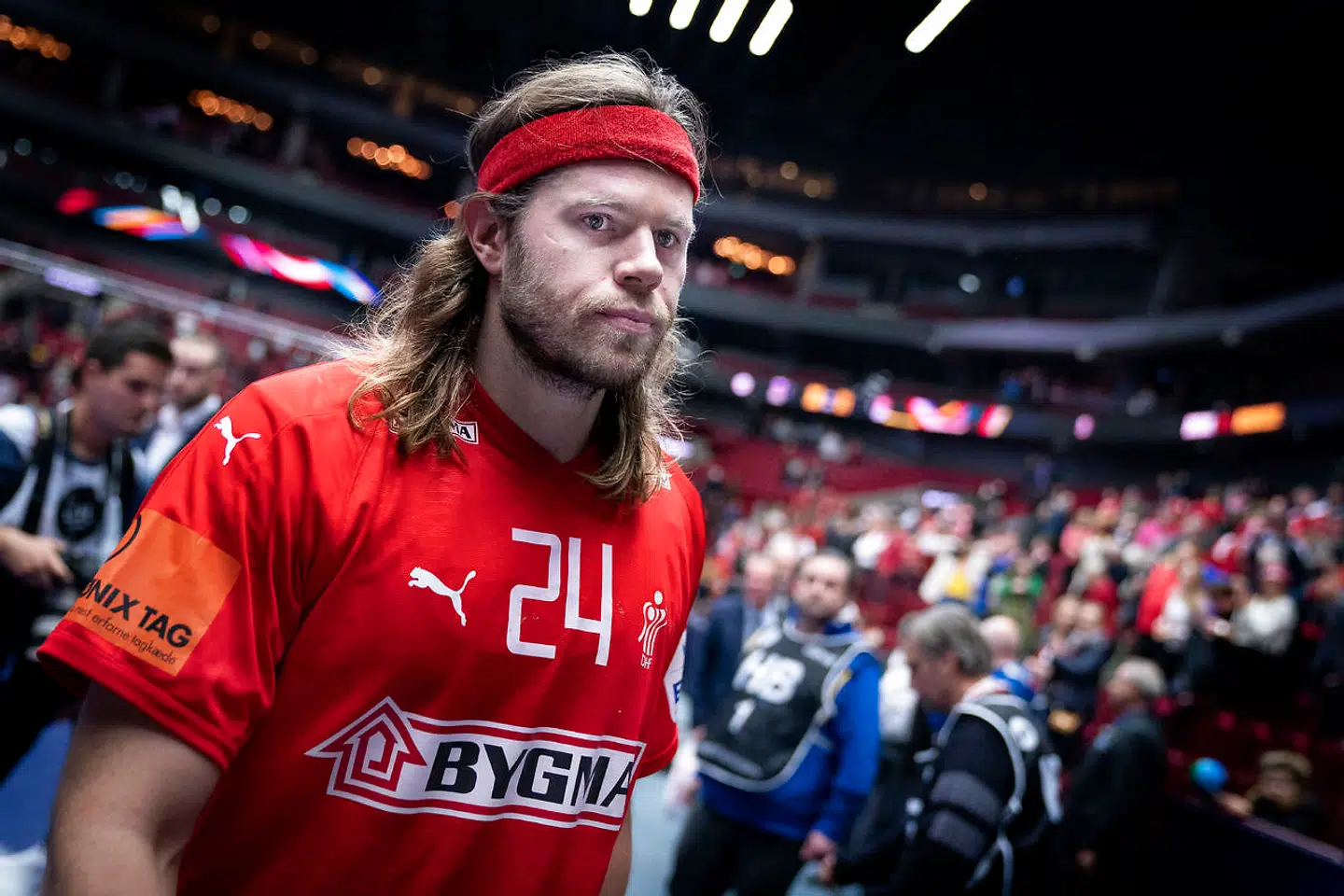 En slukøret Mikkel Hansen går fra banen efter Danmarks sidste kamp ved EM i Sverige i 2020.