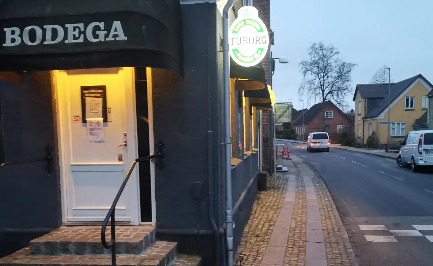 Bodegaen er lukket for tiden. Der havde været smitte blandt nogle gæster, og han har selv døjet med corona. Og så vil han sikre sig, at han kan få adgang til hjælpepakker. Hans datter - den ene medarbejder - er hjemsendt, men den anden er blevet afskediget.