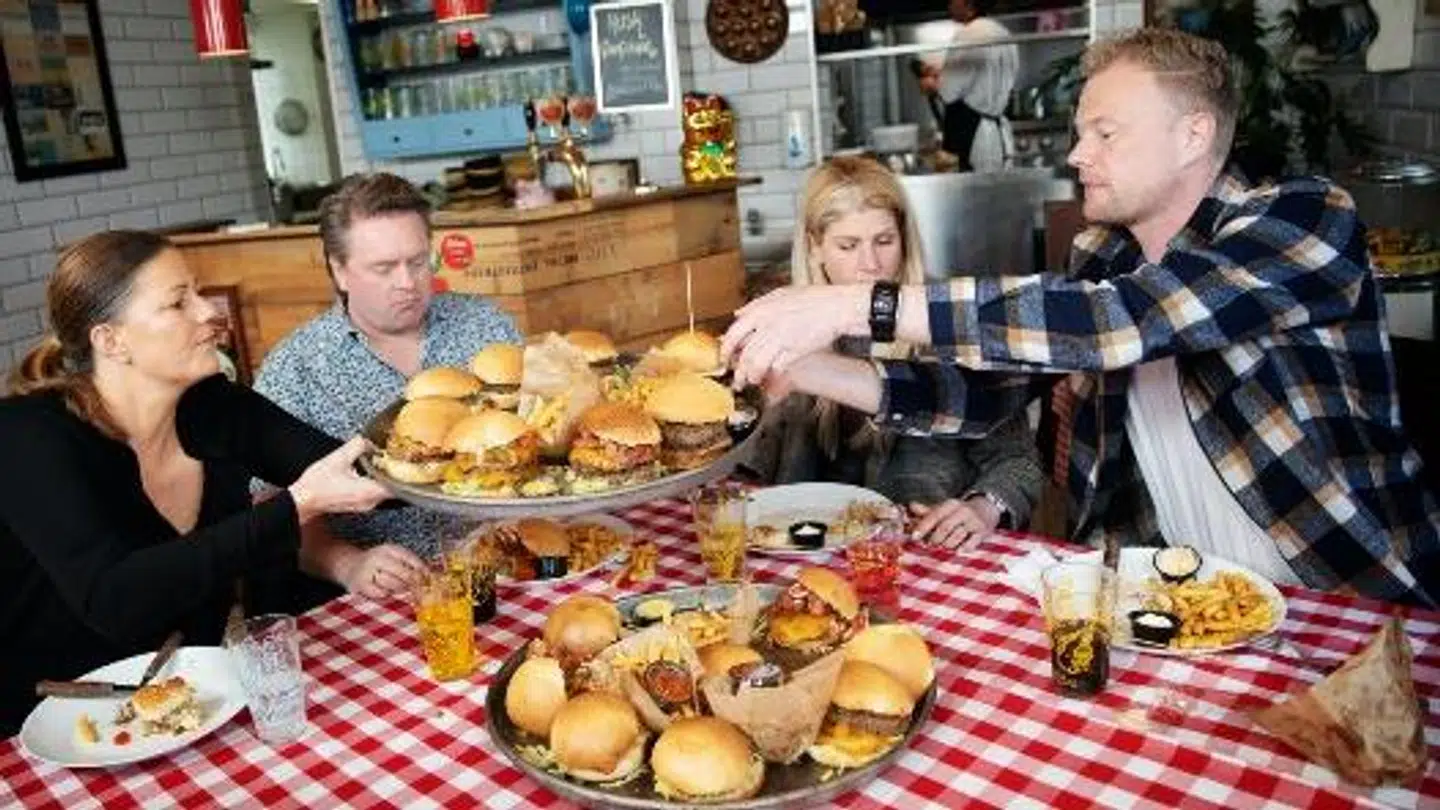 Tv-konditor Mette Blomsterberg, Kandis-musiker Johnny Hansen, håndboldstjerne Rikke Hørlykke og tv-vært Christian Degn er de fire deltagere i TV 2-programmet 'Junkfood-eksperimentet'.