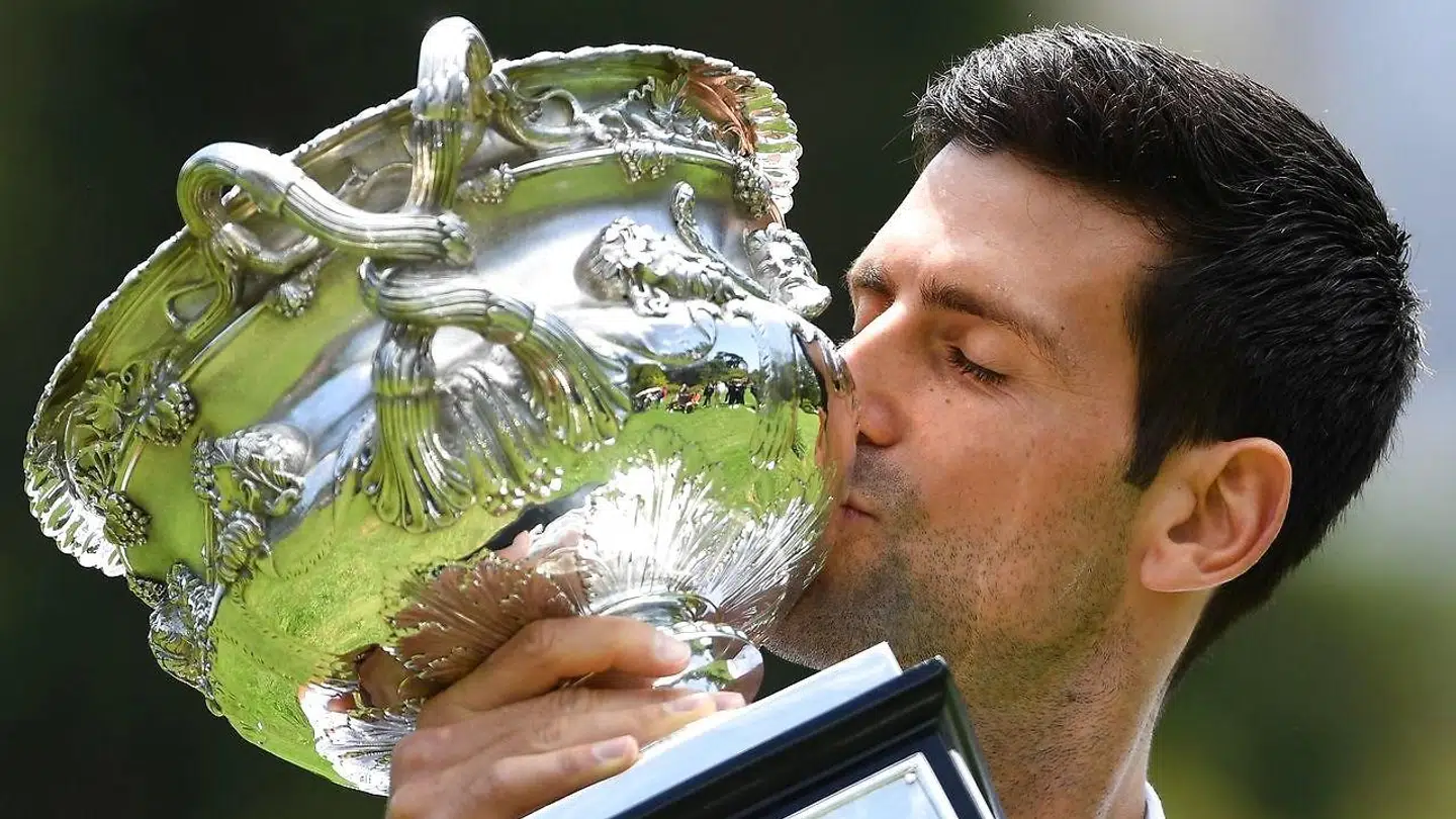 Djokovic har kysset trofæet i Australien hele ni gange, men det store spørgsmål er nu, om han overhovedet får muligheden for at vinde sin tiende titel.