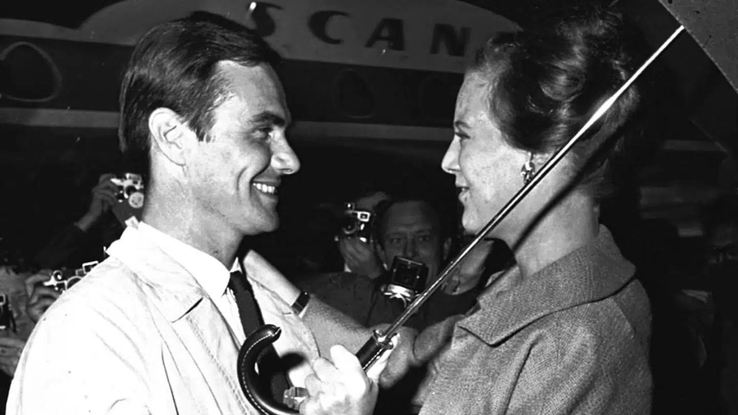 Prins Henrik og dronning Margrethe (dengang greve og prinsesse) i Københavns Lufthavn 1966.