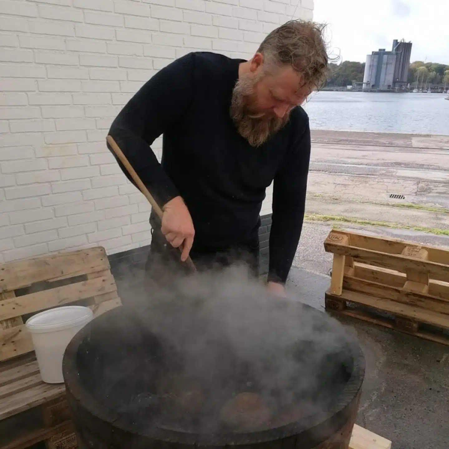 På begge sider af Claus Rosensparres familie er der tradition for at fremstille øl og spiritus, hvilket både hans farmor og oldemor var kendt for i lokalsamfundet på Sydfyn. Som ph.d.-studerende i sundhedsvidenskab vandt han selv 21 medaljer for sit hjemmebryggede øl. Foto: Privatfoto