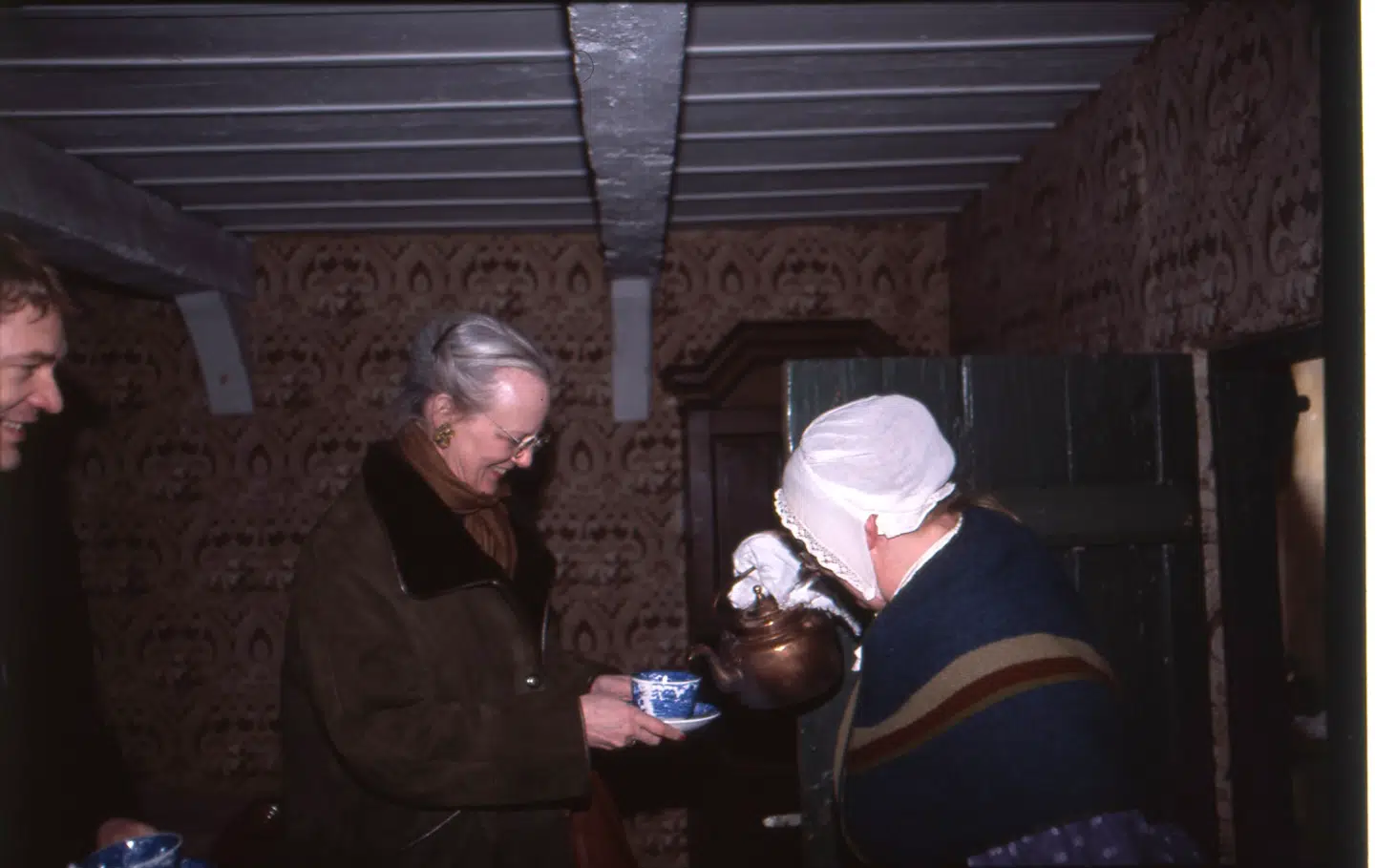 Dronning Margrethe til kaffe hos skomagermadammen 27. marts 2002.