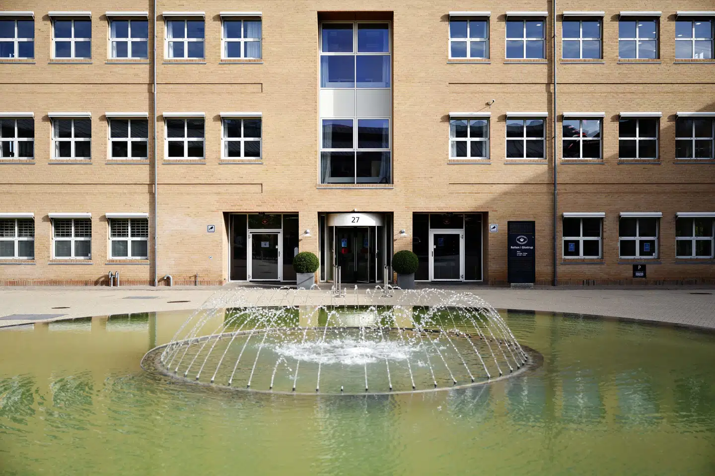 Retten i Glostrup skal til marts behandle en sag om en 33-årig mand, der i april sidste år blev stukket fem gange med en kniv i Albertslund. På anklagebænken er den 33-åriges overbo. (Arkivfoto) Philip Davali/Ritzau Scanpix