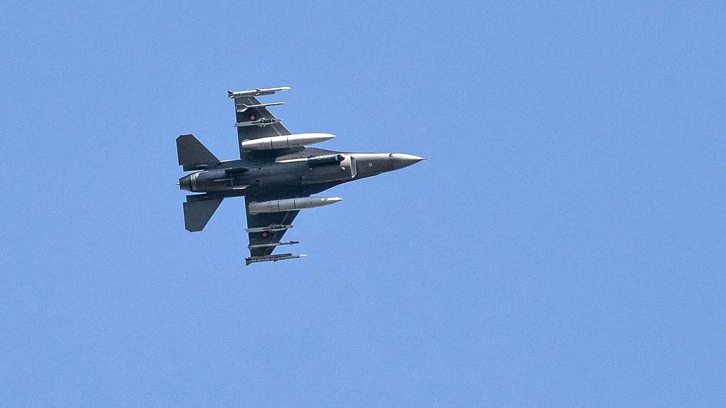 To F16 fly flyver over Aalborg på Flagdagen, 5. september 2021. I anledning af Flagdag for Danmarks Udsendte, gennemfører Forsvaret to overflyvninger med henholdsvis F-16 og C-130 søndag