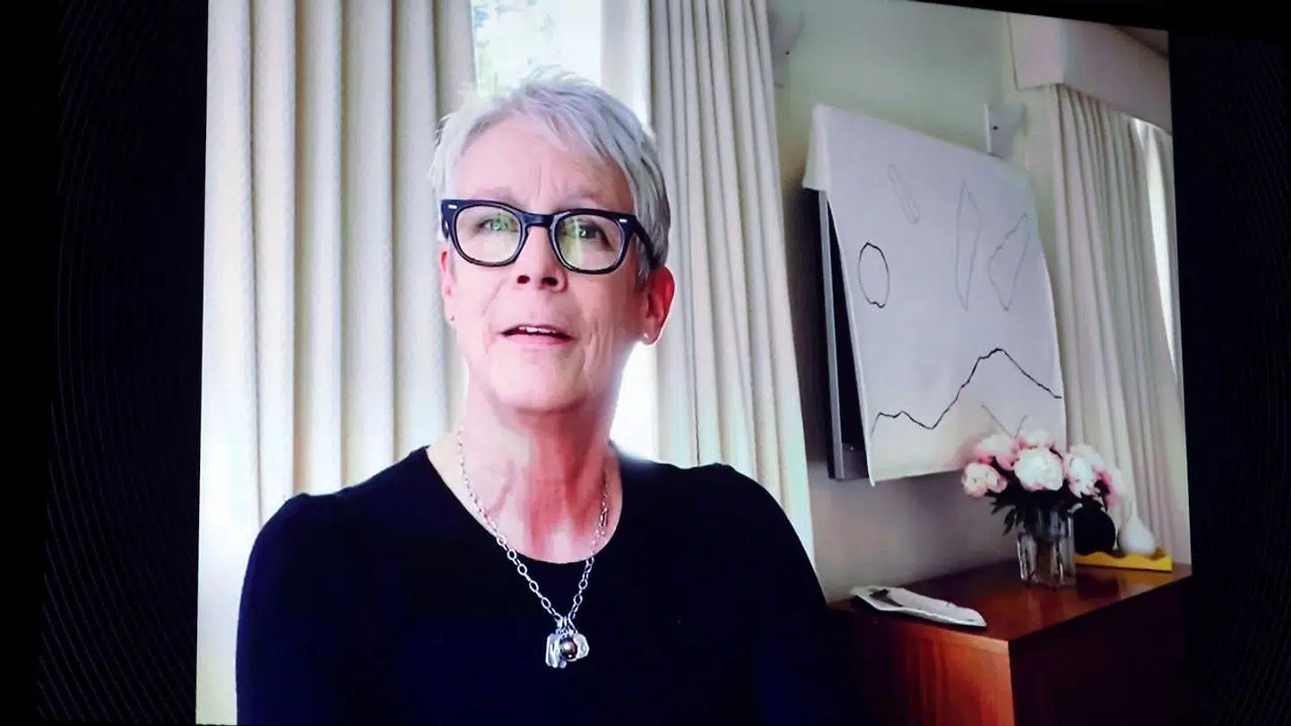 Jamie Lee Curtis var - med undtagelse af kollegaen Arnold Schwarzenegger - det eneste kendte ansigt, der var at finde til årets Golden Globes. Begge de to skuespillere nøjedes dog med at hilse på fra en forudoptaget video, der blev vist på storskærm.