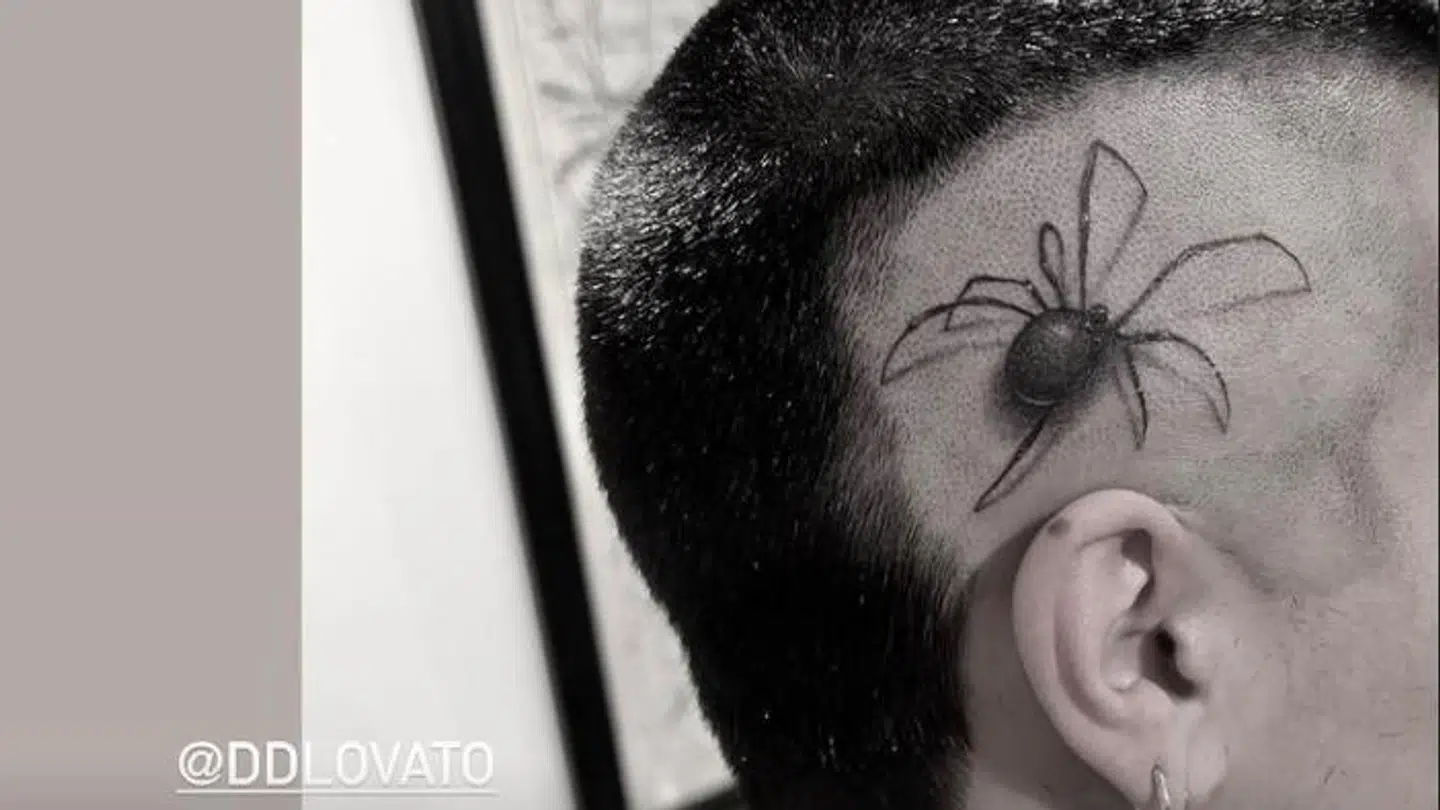 Billede af Demi Lovatos nye tatovering, som er lavet af en tatovør, der hedder Doctor Woo.