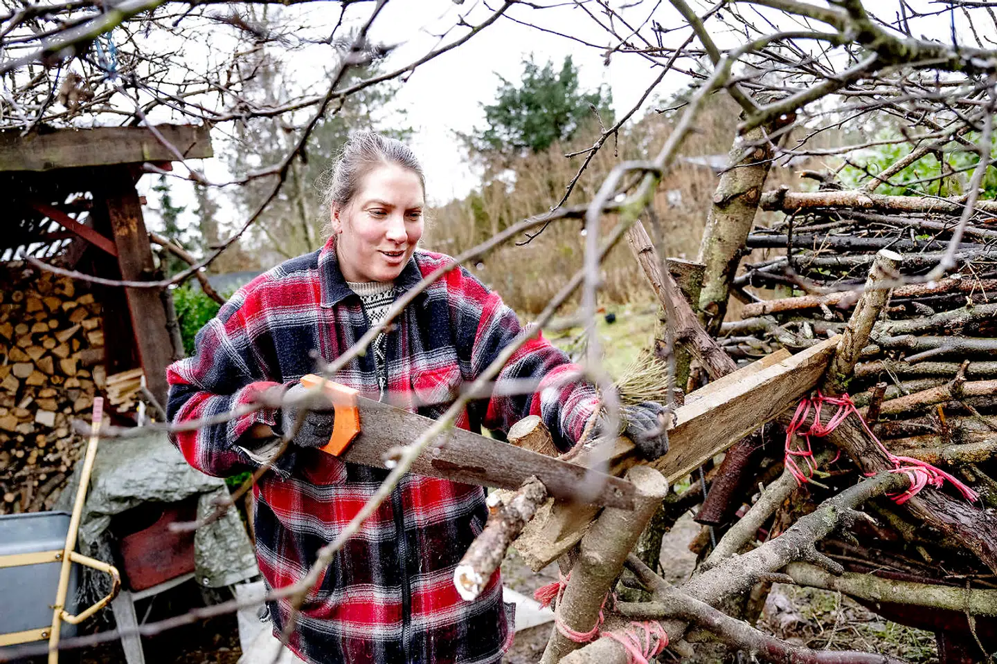 Marianne Hansen og hendes mor Annie Hansen fra Ellinge Lyng har meldt sig ud af samfundet. I 15 år har mor og datter klaret sig selv uden hjælp fra staten. De har intet job, nægter at betale skat og afviser offentlige ydelser. De to kvinder, der bor i et ældre sommerhus, vil være helt selvforsynende og fri af velfærdssamfundet. Marianne starter de fleste dage med at samle brænde og derefter save det i stykker, der passer til det gamle brændekomfur.
