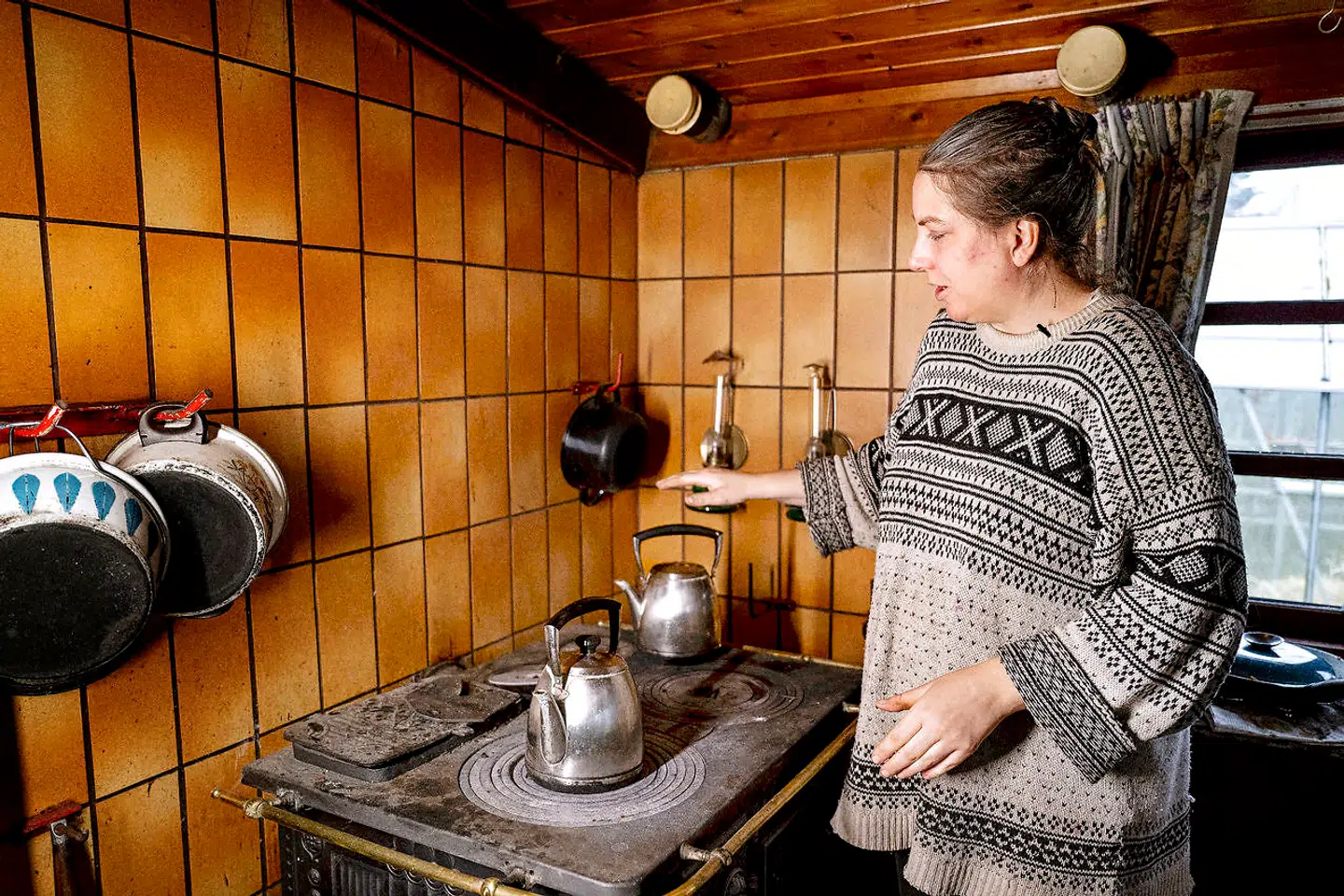 Marianne Hansen og hendes mor Annie Hansen fra Ellinge Lyng har meldt sig ud af samfundet. I 15 år har mor og datter klaret sig selv uden hjælp fra staten. De har intet job, nægter at betale skat og afviser offentlige ydelser. De to kvinder, der bor i et ældre sommerhus, vil være helt selvforsynende og fri af velfærdssamfundet. Marianne og Annie har ikke strøm i deres hus, så de købte et gammelt brændekomfur for 1000 kroner.