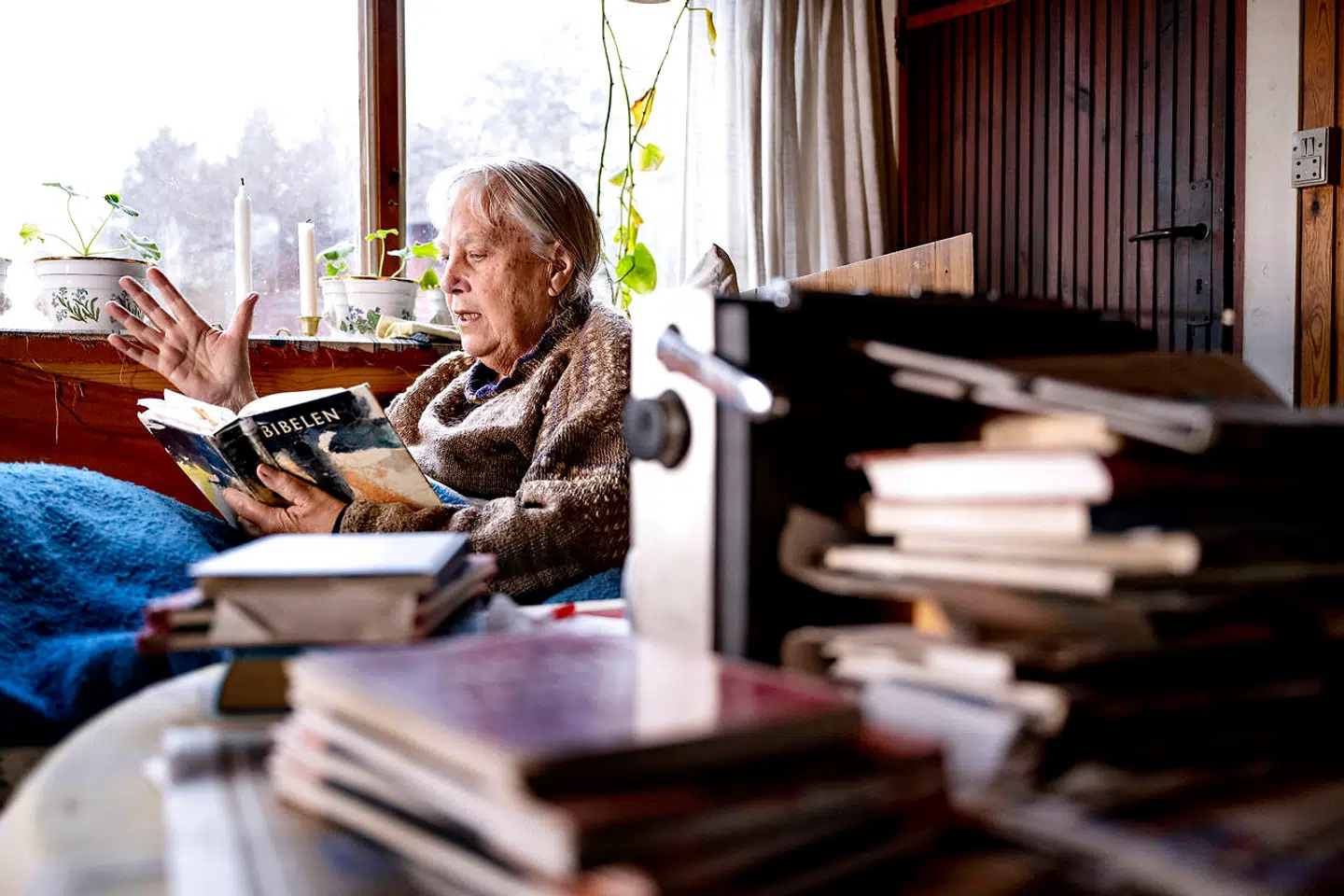 Marianne Hansen og hendes mor Annie Hansen fra Ellinge Lyng har meldt sig ud af samfundet. I 15 år har mor og datter klaret sig selv uden hjælp fra staten. De har intet job, nægter at betale skat og afviser offentlige ydelser. De to kvinder, der bor i et ældre sommerhus, vil være helt selvforsynende og fri af velfærdssamfundet. Annie er stærkt troende og bruger meget tid i selskab med Bibelen.
