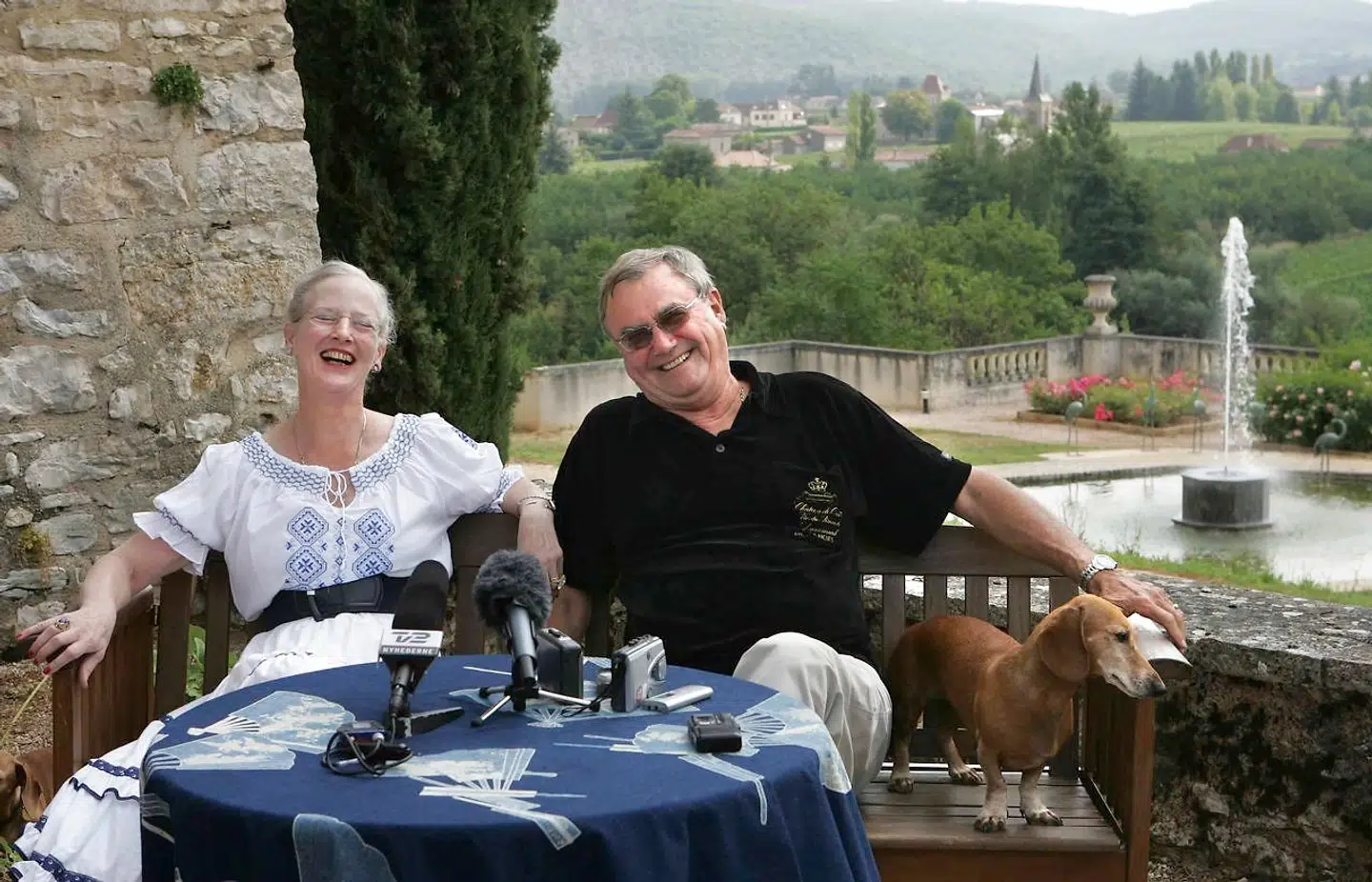 Dronning Margrethe og Prinsgemalen Henrik på deres årlige sommerferie i Chateau de Cayx i nærheden af Cahors i det sydvestlige Frankrig. Den officielle pressekonference torsdag 11. august 2005. Hundens navn er Evita.