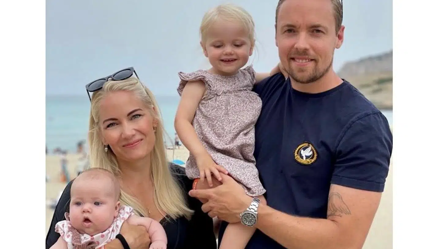 Mette med sin kæreste, Jan, og børnene, Asta og Ellie.