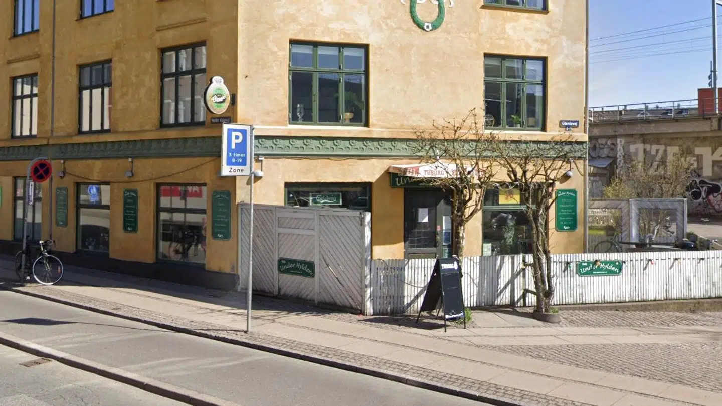 Café Under Hylden på Nordre Fasanvej tilbyder udendørsservering i deres lille gårdhave, som ligger op til stedet. Her kan man, så længe vejret tillader det, nyde en kold øl og spise en frokost, hvis man altså tør. Foto: Google Street View