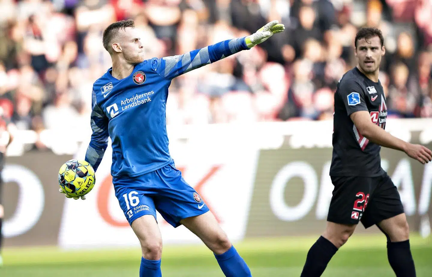 FC Midtjyllands islandske målmand Elias Olafsson (tv.)