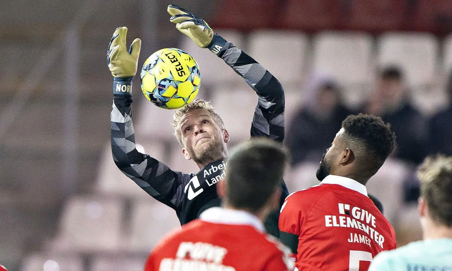 Målmand Jonas Lössl i aktion for FC Midtjylland tilbage i november måned