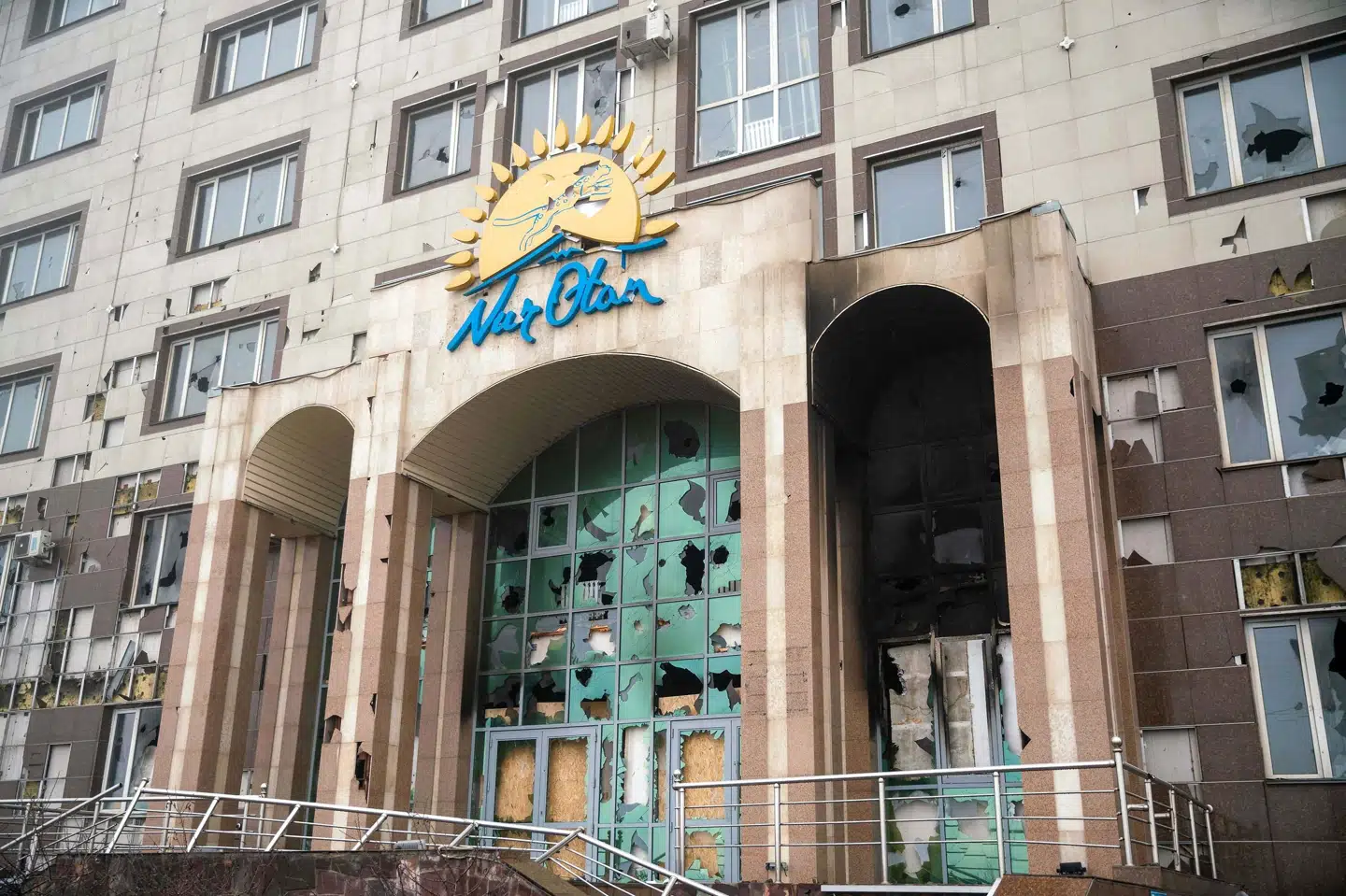 Flere bygninger er blevet smadret i Almaty under den seneste uges store demonstrationer i byen. Alexandr Bogdanov/Ritzau Scanpix