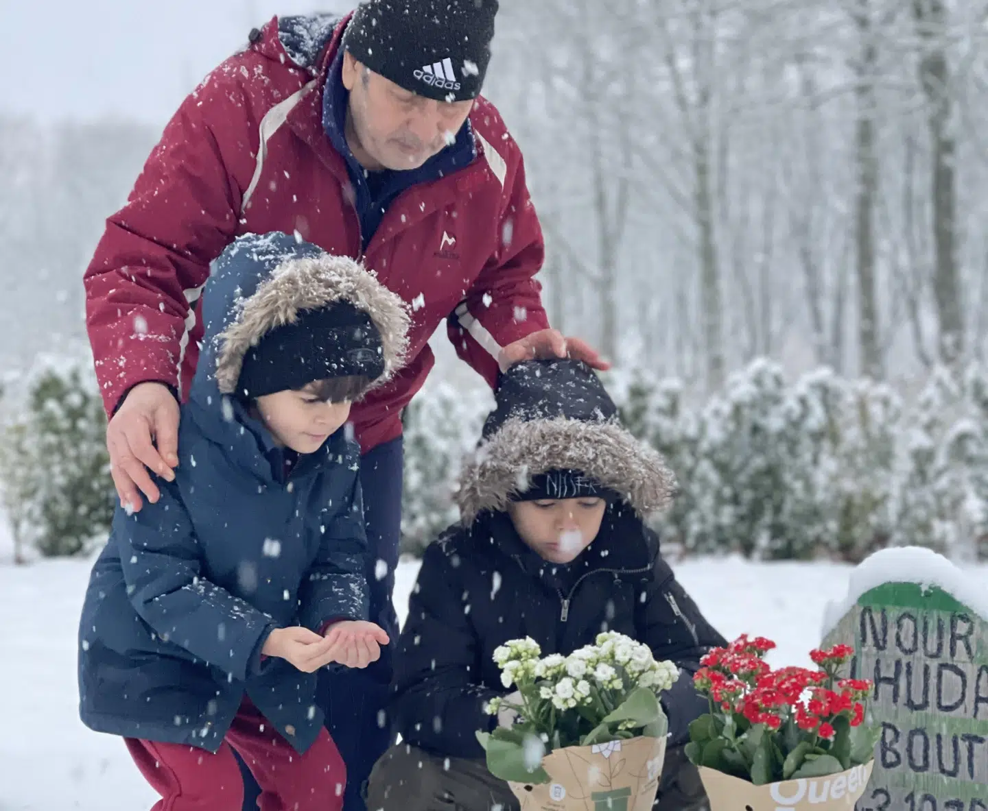 Hele familien besøger deres mor på kirkegården hver fredag.
