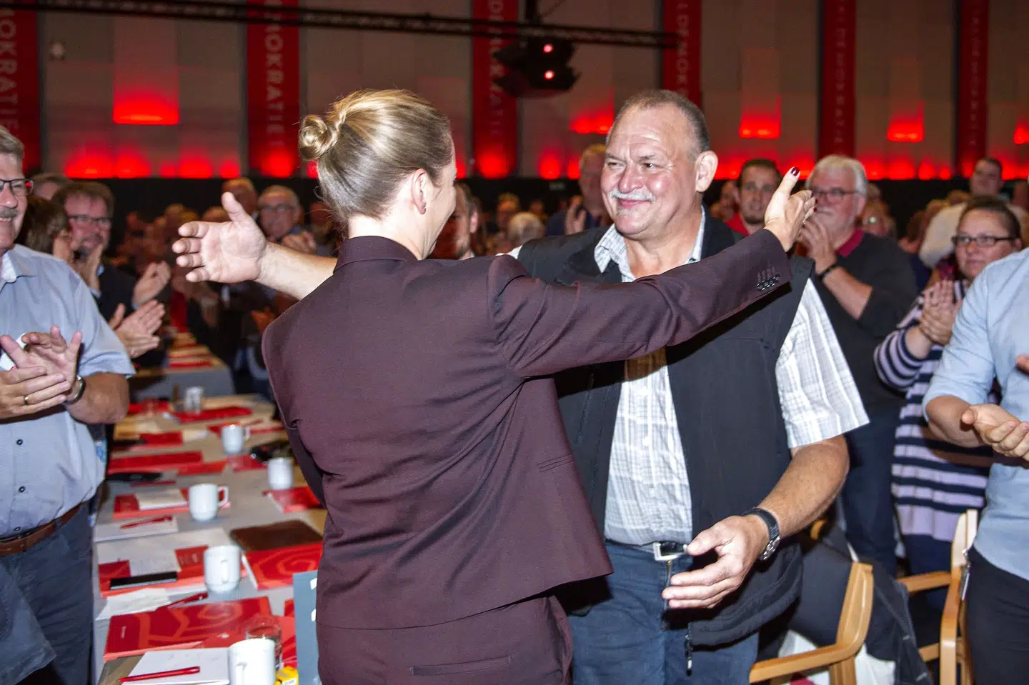 Arne Juhl, der har lagt navn og ansigt til retten til tidlig pension eller Arne-pensionen, ses her give Socialdemokratiets formand, Mette Frederiksen, et kram under Socialdemokratiets kongres i 2019. Henning Bagger/Ritzau Scanpix